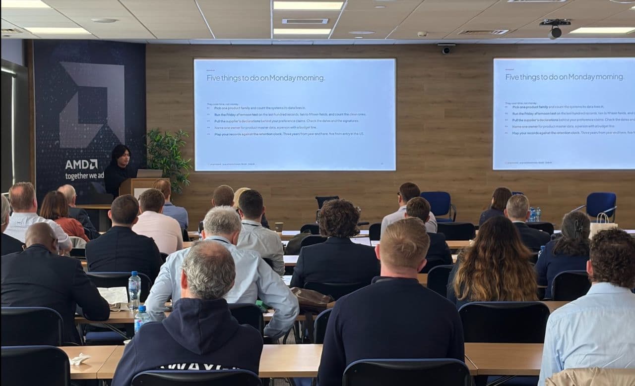 Chen presenting to a full classroom at an International Trade Institute masterclass